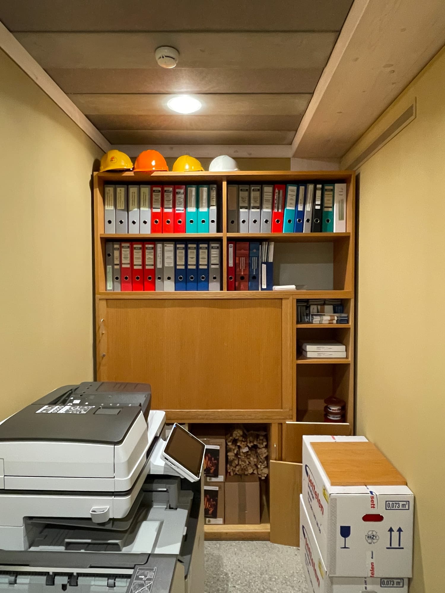 Einbauschränke aus alten Sideboards und Regalen