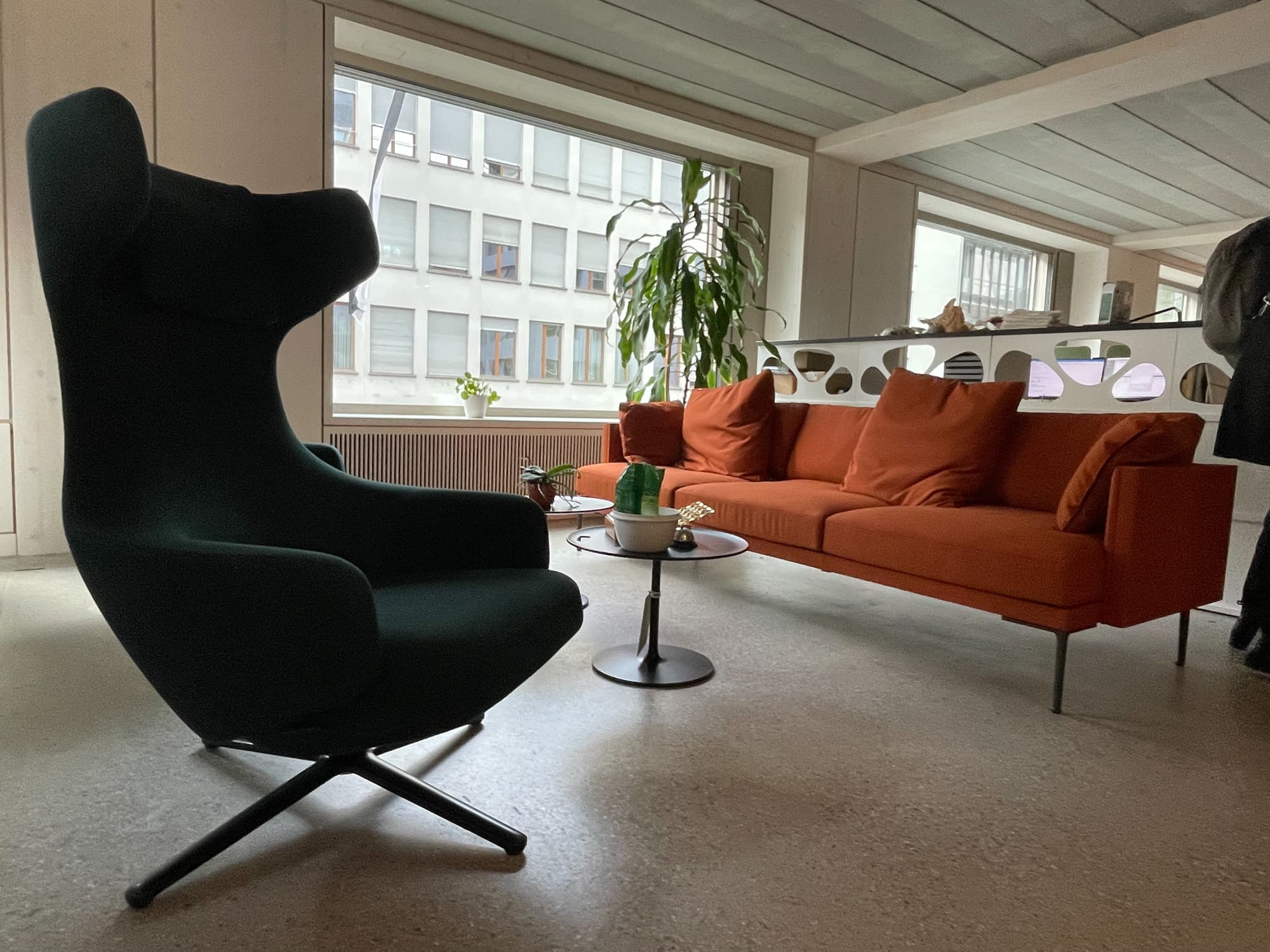Pausenraum mit Sessel und Sofa