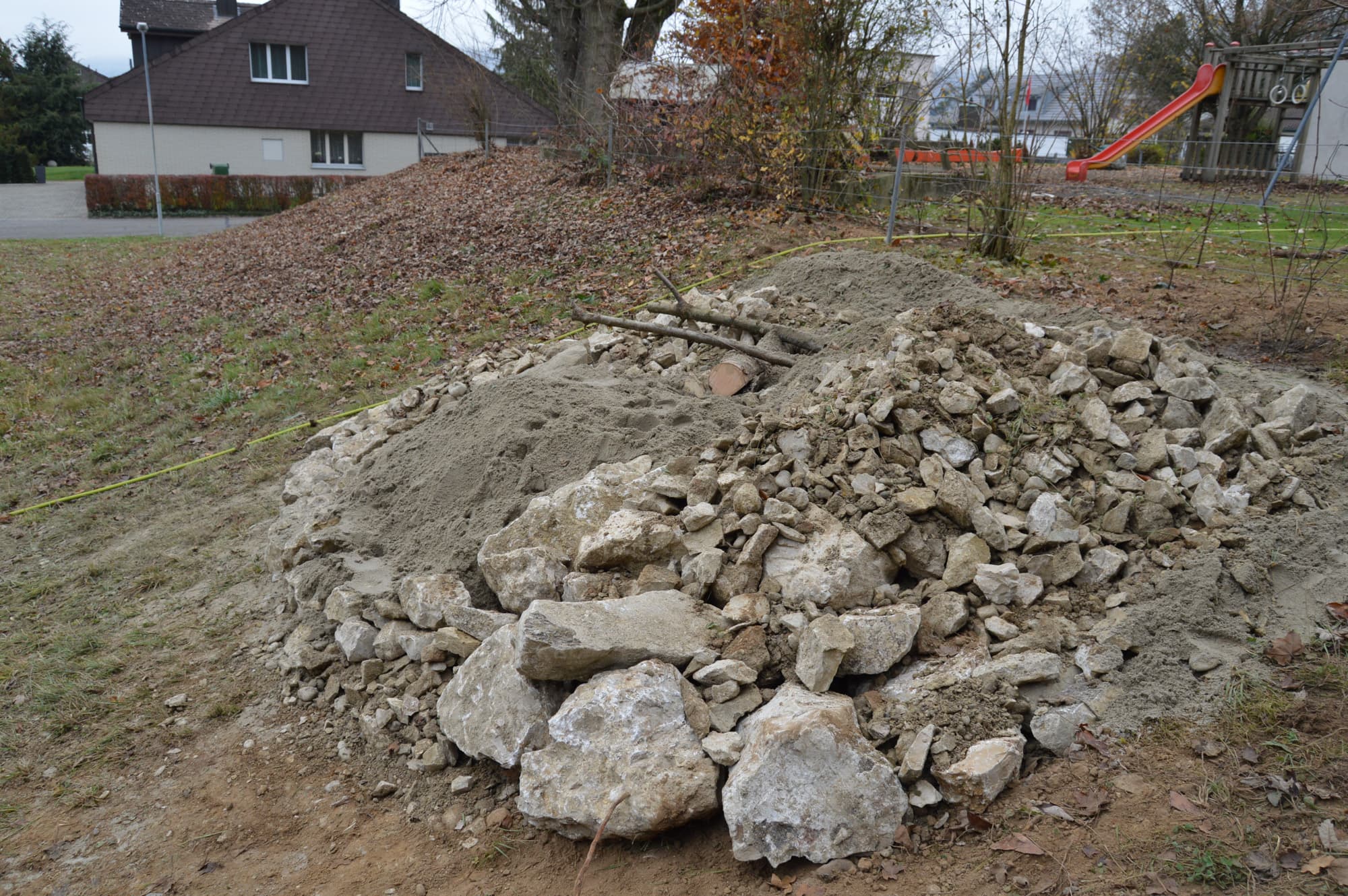 Ein Steinhaufen in der Naturoase Brugg.